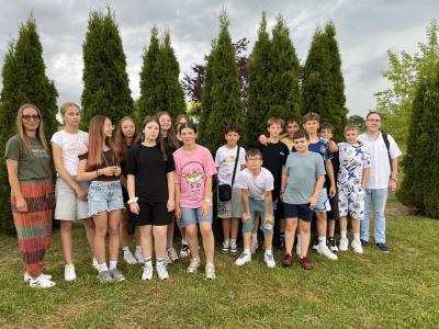 zdjęcie klasowe 6b podczas ogniska z wychowawczynią i nauczycielem matematyki