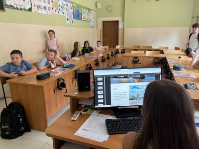 klasa 4a podczas słuchania prezentacji z wycieczki o Londynie przez starszą koleżankę