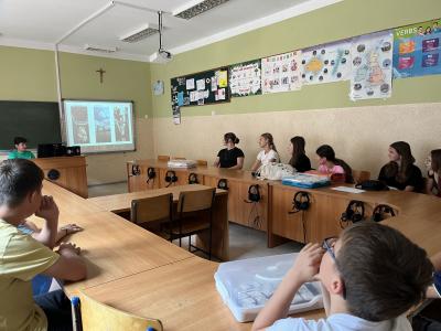 klasa 6b podczas słuchania i oglądania prezentacji o Londynie czytanej przez starszego kolegę