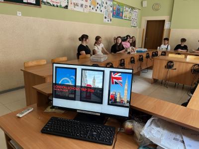 klasa 6b podczas słuchania prezentacji o Londynie przygotowanej przez starszego kolegę