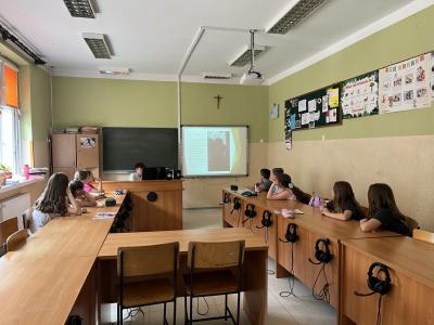 prezentacja o Londynie z wycieczki szkolnej przygotowana przez ucznia klasy 8 -słucha klasa 4