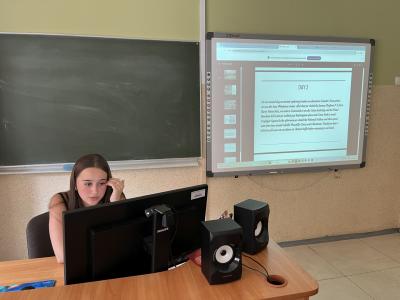 uczennca klasy 8 podczas czytania prezentacji o Londynie