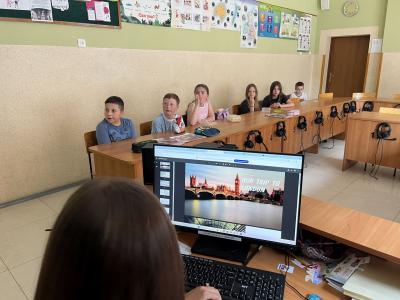 uczennica klasy 8b podczas czytania prezentacji o Londynie młodszym kolegom z klasy 4a