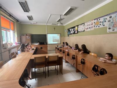 uczniowie koła j.angielskiego słuchają prezentacji o Londynie