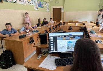 klasa 4a podczas słuchania prezentacji z wycieczki o Londynie przez starszą koleżankę