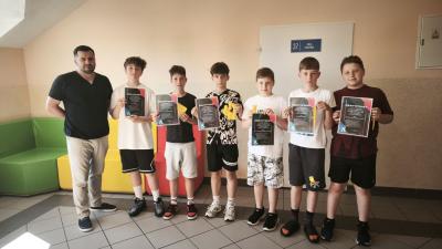 Zdjęcie grupowe uczniów z trenerem