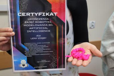 Certyfikat i wydrukowana jaszczurka