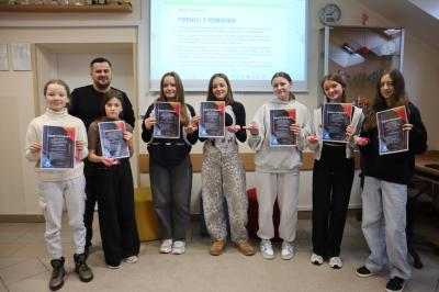 Zdjęcie grupowe uczniów z trenerem