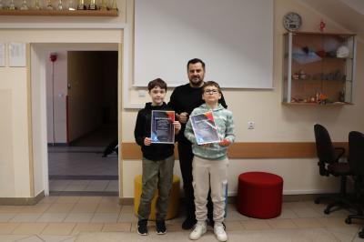 Zdjęcie grupowe uczniów z trenerem