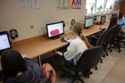 Uczniowie podczas zajeć robotyki