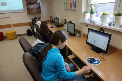 Uczniowie podczas zajeć robotyki