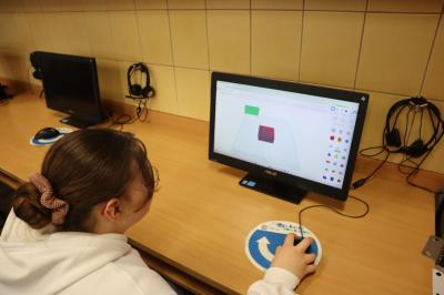 Uczniowie podczas zajeć robotyki