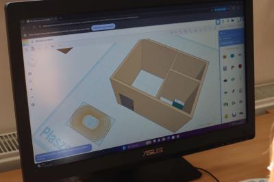 Rzut na ekran monitora a na nim tinkercad