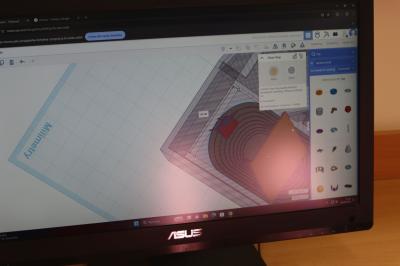 Rzut na ekran monitora a na nim tinkercad