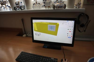 Rzut na ekran monitora a na nim tinkercad