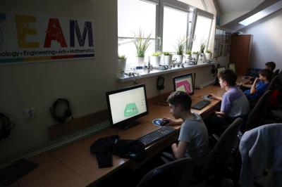 Uczniowie podczas zajeć robotyki