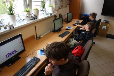 Uczniowie podczas zajeć robotyki