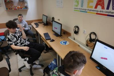 Uczniowie podczas zajeć robotyki