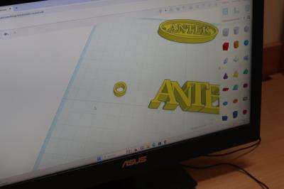 Rzut na ekran monitora a na nim tinkercad