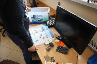 Uczniowie podczas zajeć robotyki