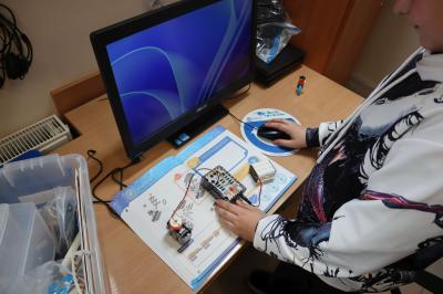 Uczniowie podczas zajeć robotyki