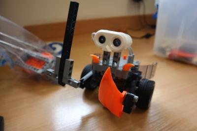 Uczniowie podczas zajeć robotyki