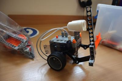 Uczniowie podczas zajeć robotyki