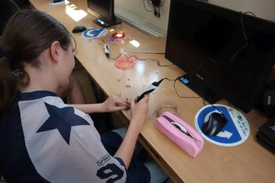 Uczniowie podczas zajeć robotyki