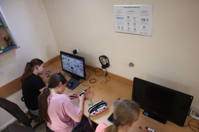 Uczniowie podczas zajeć robotyki