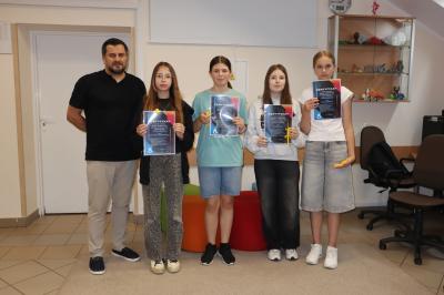 Zdjęcie grupowe uczniów z trenerem
