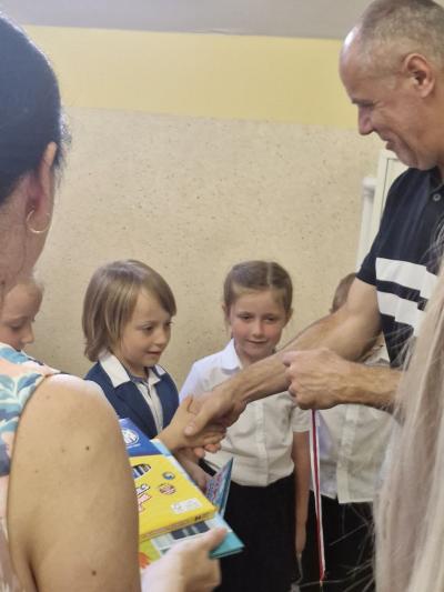 Dyrekcja wręcza nagrodę chłopcu