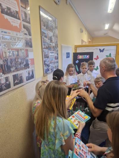 Dzieci otrzymują nagrody od Dyrekcji i wychowawców