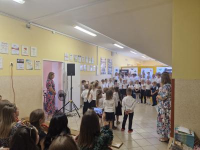 Dzieci stoją i mówią wiersz