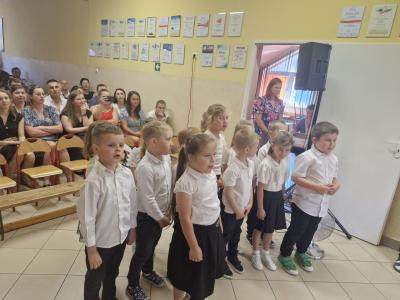Dzieci stoją i mówią wiersz