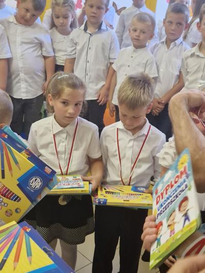 Dzieci stoją i oglądają nagrody