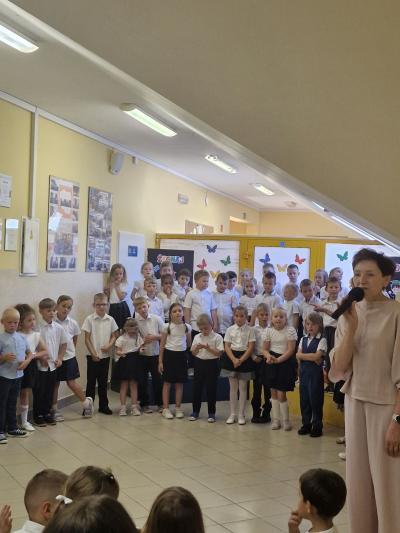 Pani Dyrektor przemawia do rodziców