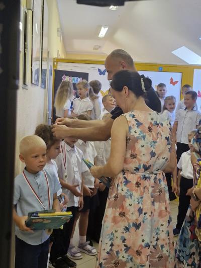 Pani Kierownik Przedszkola wraz z Dyrekcją rozdaje nagrody dzieciom