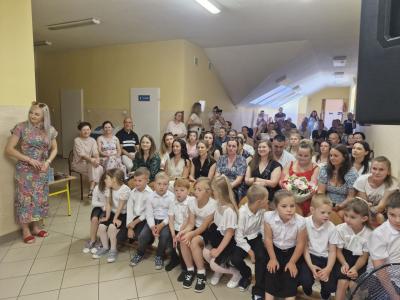 Rodzice i Dyrekcja siedzą na ławkach