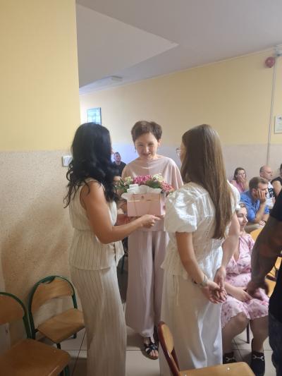 Rodzice wręczają upominek Pani Dyrektor
