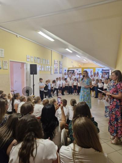 Wychowawca wita przybyłych gości.
