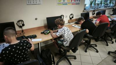Uczniowie piszą egzamin teoretyczny