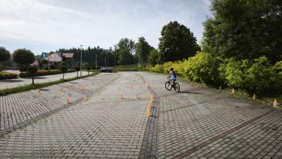 Uczniowie na placu manewrowym