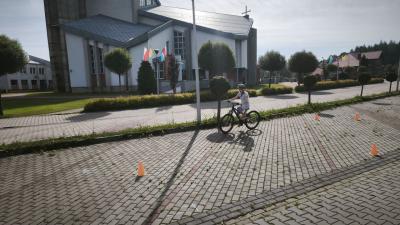 Uczniowie na placu manewrowym