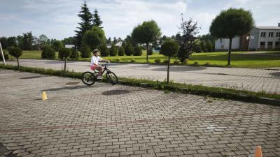Uczniowie na placu manewrowym