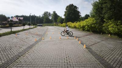 Uczniowie na placu manewrowym