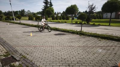 Uczniowie na placu manewrowym