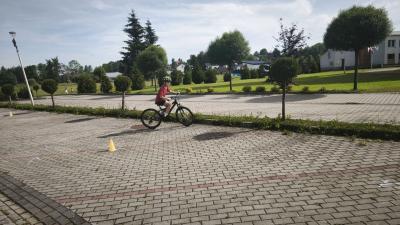 Uczniowie na placu manewrowym