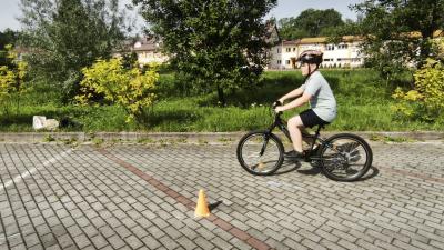 Uczniowie na placu manewrowym