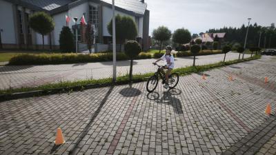 Uczniowie na placu manewrowym