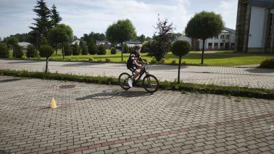 Uczniowie na placu manewrowym
